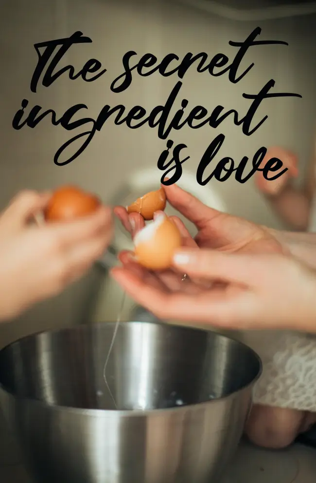 Inscriptie metal The secret ingredient is love - limba engleza