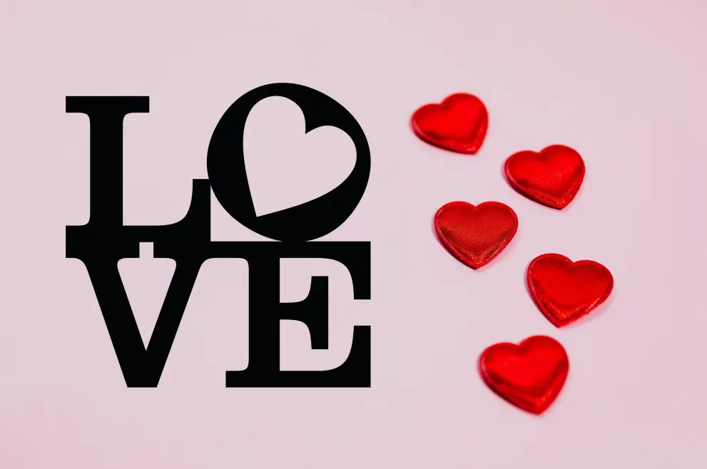 Inscriptie metal Love cu inimioara - limba engleza