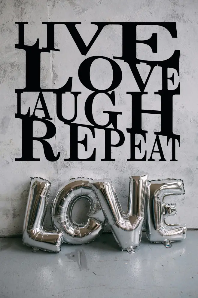 Inscriptie metal Live - Love - Laugh cu litere in perspectiva - limba engleza